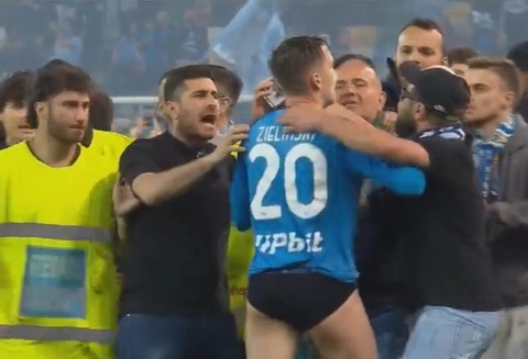 Cầu thủ Napoli bị CĐV giật quần áo