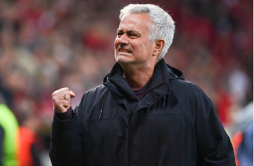 Jose Mourinho bật khóc trong trận hòa trước Leverkusen